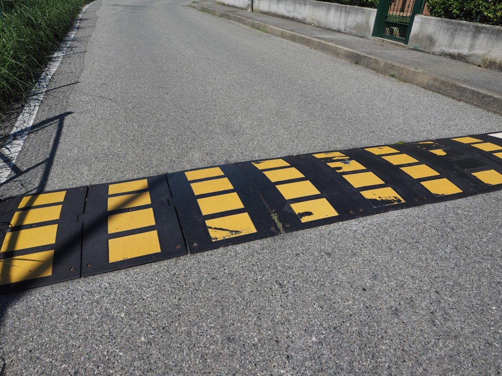 Highlighting Safety: The Impact of Bright Yellow Speed Bumps on Traffic Management